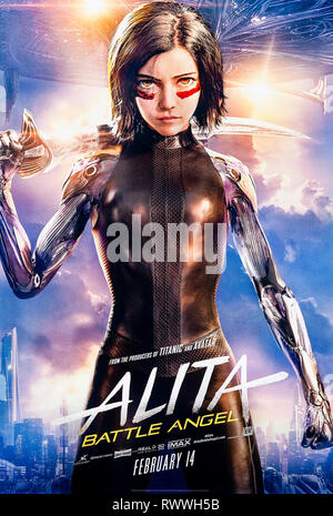 Alita : Battle Angel (2019) réalisé par Robert Rodriguez et avec Rosa Salazar, Christoph Waltz et Jennifer Connelly. Une femme cyborg combat en arrière. Banque D'Images