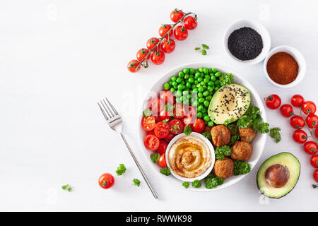 Bol déjeuner végétalien sain avec des falafels houmous pois avocat tomate Banque D'Images