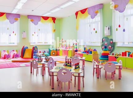 Jardin d'enfants, salle de jeux. L'école maternelle avec des ensembles de jouets. Libre Banque D'Images