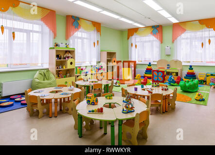 Salle de jeux. L'école maternelle avec des ensembles de jouets. Libre. Banque D'Images