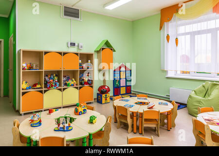 Jardin d'enfants, salle de jeux. L'école maternelle avec des ensembles de jouets. Libre. Banque D'Images