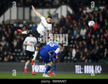 Derby County's Bradley Johnson remporte la coupe en battant Wigan Athletic Lee Evans Banque D'Images