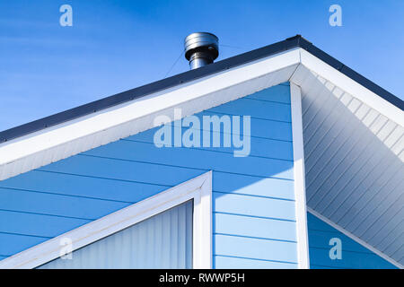 Nouvelle façade de maison en bois blanc bleu avec fragment roof top Banque D'Images