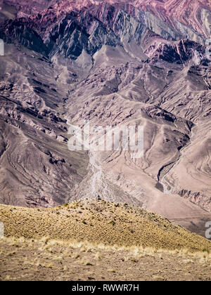 Pic vertical de l'Hornocal les couleurs 14 mountain à Humahuaca, au nord-ouest de l'Argentine, la Quebrada de Humahuaca Banque D'Images