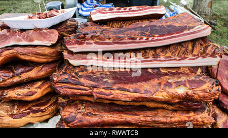 Bacon fait maison sur la table exposés pour la vente. Banque D'Images