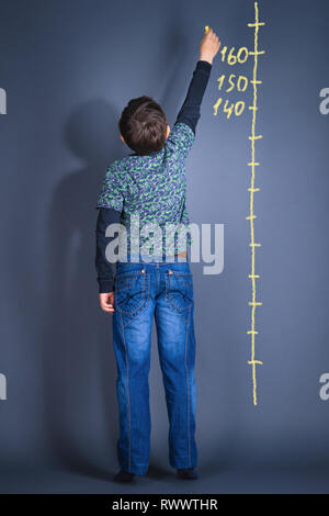 Le garçon qui est fortement désireux de grandir et de réglage avant de lui-même cette fin Banque D'Images