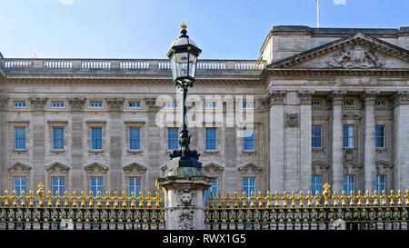 Le magnifique Palais de Buckingham de l'extérieur. Buckingham Palace est la résidence de Londres et principal lieu de travail de la monarchie du Royaume-Uni. Banque D'Images