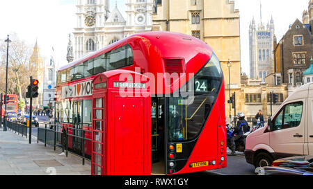 L'une des rues animées de Londres avec la cabine téléphonique voitures et bus sont en attente pour le feu de circulation passe au vert Banque D'Images