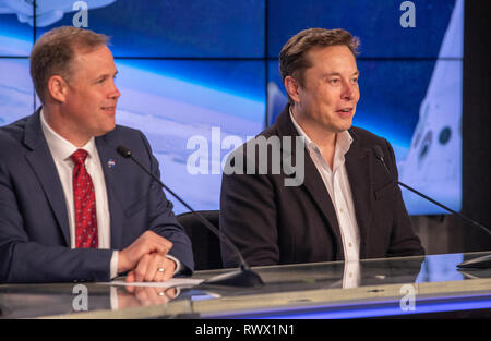 L'administrateur de la NASA Jim Bridenstine, gauche, et SpaceX PDG Elon Musk et concepteur principal de s'adresser aux médias lors d'une conférence de presse à la suite du lancement d'après le lancement historique de la première capsule de l'équipage commercial Demo-1 au Centre spatial Kennedy le 1 mars 2019 à Cape Canaveral, en Floride. Banque D'Images