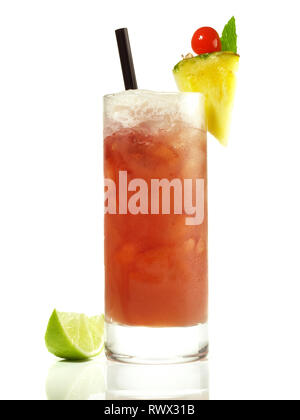 Singapore Sling Cocktail sur fond blanc Banque D'Images