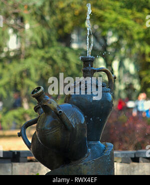 Fontaines réalisés en pots avec pulvérisation d'eau à partir de l'un d'eux Banque D'Images