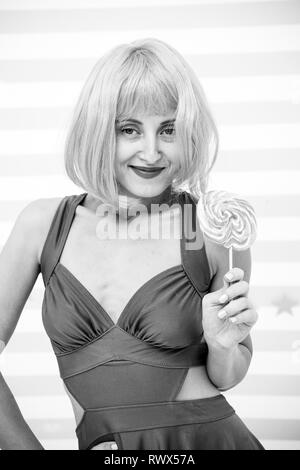 Candy Shop publicité. crazy girl montre sweet lollipop candy. Femme Portrait at Birthday party détient lollipop colorés sur stick. Cool girl with lollipop. Bénéficiant d sweet lollipop. Banque D'Images