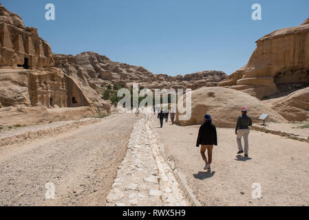 PETRA, JORDANIE - Mai 17, 2018 : les touristes se rendant sur le site du patrimoine de l'Unesco de Petra, une des sept nouvelles merveilles du monde Banque D'Images