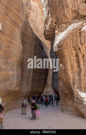 PETRA, JORDANIE - Mai 17, 2018 : les touristes se rendant sur le site du patrimoine de l'Unesco de Petra, une des sept nouvelles merveilles du monde Banque D'Images