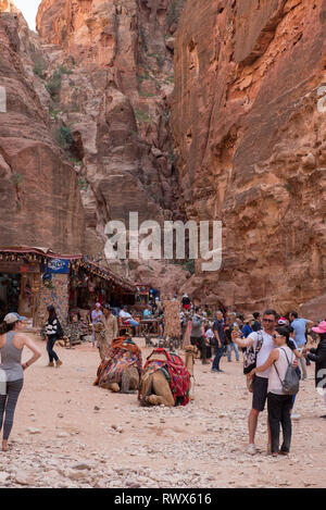 PETRA, JORDANIE - Mai 17, 2018 : les touristes se rendant sur le site du patrimoine de l'Unesco de Petra, une des sept nouvelles merveilles du monde Banque D'Images