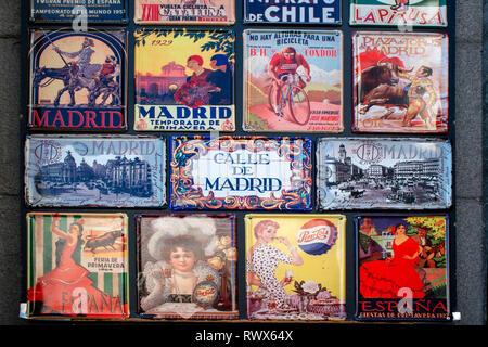 Une collection de plaques souvenirs pour les vendre aux touristes sur la place Puerta del Sol montrant les attractions de Madrid ou de l'Espagne Banque D'Images