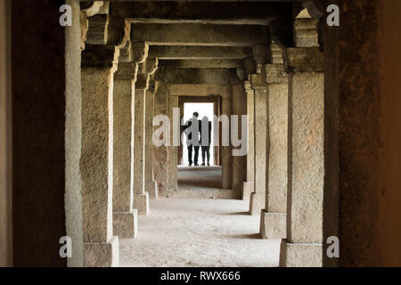 Une passerelle avec des couples standing in the old Indian Hauz Khaz fort. Les poutres d'époque retraçant l'histoire de l'Inde moghole. Un magnifique endroit romantique. Banque D'Images