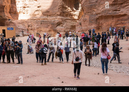 PETRA, JORDANIE - Mai 17, 2018 : les touristes se rendant sur le site du patrimoine de l'Unesco de Petra, une des sept nouvelles merveilles du monde Banque D'Images