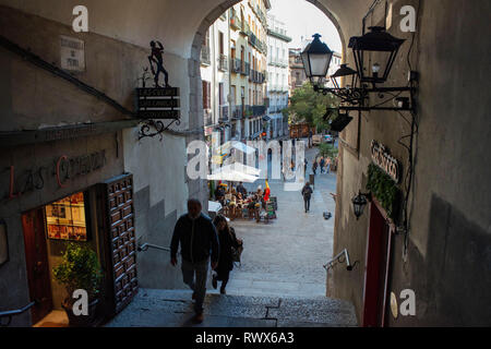 L'Arco de los Cuchilleros, menant de la Plaza Mayor, dans le centre de Madrid. Espagne Banque D'Images