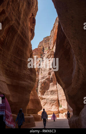 PETRA, JORDANIE - Mai 17, 2018 : les touristes se rendant sur le site du patrimoine de l'Unesco de Petra, une des sept nouvelles merveilles du monde Banque D'Images