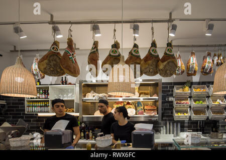 Ferrara, Italie - 10 juin 2017 : l'intérieur d'une petite italienne et un mini-marché avec le personnel au travail à Ferrare. Italie Banque D'Images