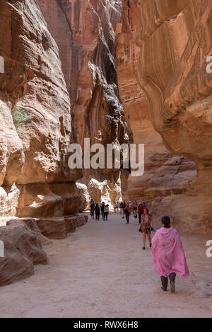 PETRA, JORDANIE - Mai 17, 2018 : les touristes se rendant sur le site du patrimoine de l'Unesco de Petra, une des sept nouvelles merveilles du monde Banque D'Images