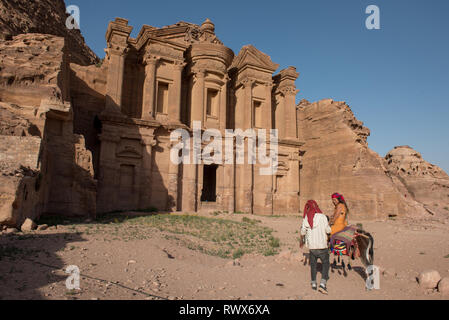 PETRA, JORDANIE - Mai 17, 2018 : les touristes se rendant sur le site du patrimoine de l'Unesco de Petra, une des sept nouvelles merveilles du monde Banque D'Images