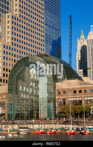 World Financial Center les immeubles de bureaux dans le quartier financier de Manhattan. Centre financier mondial. Jardin d'hiver sur la Place Brookfield Atrium N Banque D'Images