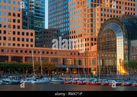 World Financial Center les immeubles de bureaux dans le quartier financier de Manhattan. Centre financier mondial. Jardin d'hiver sur la Place Brookfield Atrium N Banque D'Images