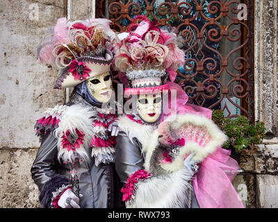 Venise, Italie - 1 mars 2019 Deux personne habillés avec des costumes typiques de Venise posent pour une photo pendant le Carnaval de Venise Banque D'Images