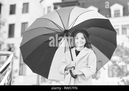 Accessoires colorés pour l'humeur joyeuse. Rester positif saison d'automne. Accessoire de l'automne coloré influence positive. Comment égayer votre humeur d'automne. Petite fille cheveux longs prêt rencontrez automne météo avec parapluie. Banque D'Images