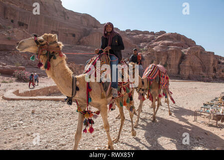 PETRA, JORDANIE - Mai 17, 2018 : guide bédouin arabe équitation son chameau dans le site du patrimoine de l'Unesco de Petra Banque D'Images