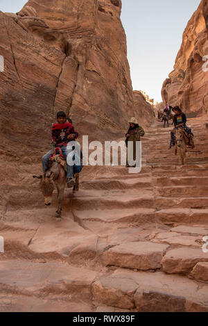 PETRA, JORDANIE - Mai 17, 2018 : les touristes se rendant sur le site du patrimoine de l'Unesco de Petra, une des sept nouvelles merveilles du monde Banque D'Images
