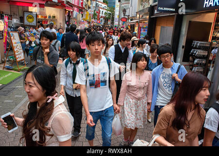 Promenade à travers la foule Takeshita Street dans le quartier Harajuku à Tokyo, Japon Banque D'Images