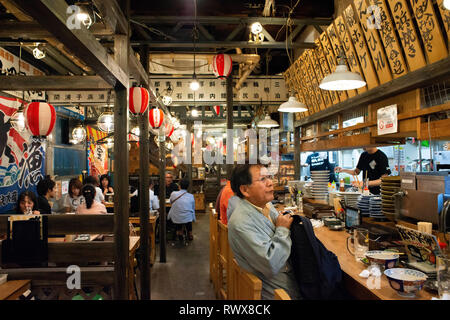 Restaurant à Hoppy Street ou Hoppy Dori est le surnom de cette allée à Asakusa outdoor izakaya débordent dans les rues Tokyo Japon. Ce 80-met Banque D'Images