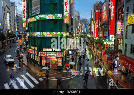 Pachinko Pachislo Pois verts et des gens sur une place à la station JR Shinjuku, Tokyo, sortie sud de Honshū, Japon Banque D'Images