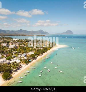 De haut en bas Vue aérienne de la plage tropicale à Rivière Noire, Ile Maurice. Banque D'Images