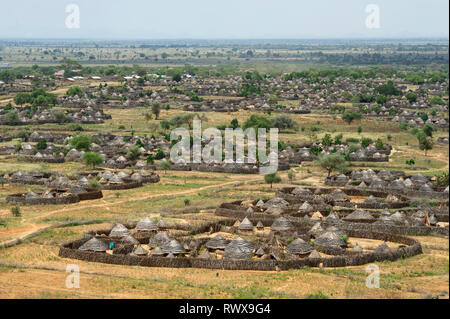 Nakapelimoru village est le plus grand village de l'Afrique de l'Est, de Kotido, Ouganda Banque D'Images