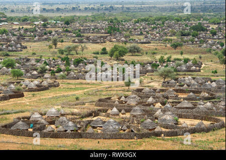 Nakapelimoru village est le plus grand village de l'Afrique de l'Est, de Kotido, Ouganda Banque D'Images