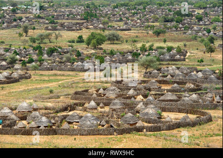 Nakapelimoru village est le plus grand village de l'Afrique de l'Est, de Kotido, Ouganda Banque D'Images