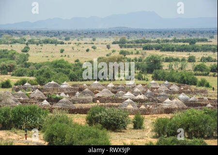 Nakapelimoru village est le plus grand village de l'Afrique de l'Est, de Kotido, Ouganda Banque D'Images