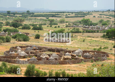 Nakapelimoru village est le plus grand village de l'Afrique de l'Est, de Kotido, Ouganda Banque D'Images