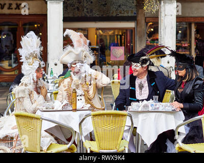 Venise, Italie - 1 mars 2019 Des gens habillés avec des costumes de prendre un verre sur la Piazza San Marco à Carnaval de Venise Banque D'Images