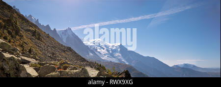 La vallée et les hauts sommets de la vallée de Chamonix et le Massif du Mont Blanc dans le village de Chamonix en France. Banque D'Images