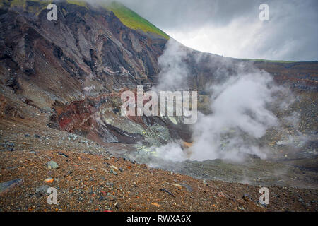 Le mont Lokon, ensemble avec le Mont Empung, est un volcan dans le nord de Sulawesi, Indonésie, environ 10 km au sud de Manado. Banque D'Images