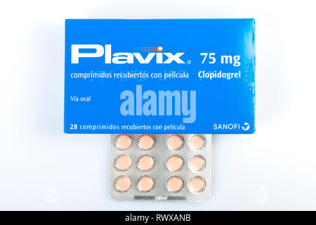 Une boîte de Plavix. Des pilules qui sont prescrits à des personnes qui ont souffert d'un infarctus du myocarde. Plavix clopidogrel contient et appartient à un groupe de Banque D'Images