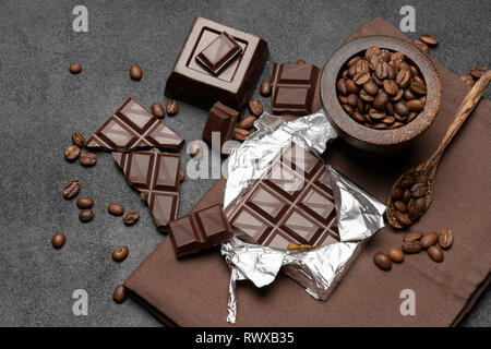 Dark chocolat bio et les grains de café sur fond de béton Banque D'Images