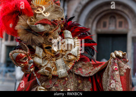 Personne non identifiée avec masque de carnaval de Venise à Venise, l'Italie au mois de février Banque D'Images