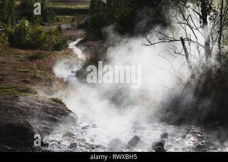 Rivière fumante en Islande le soleil, près de l'heure d'été à Geysir Banque D'Images