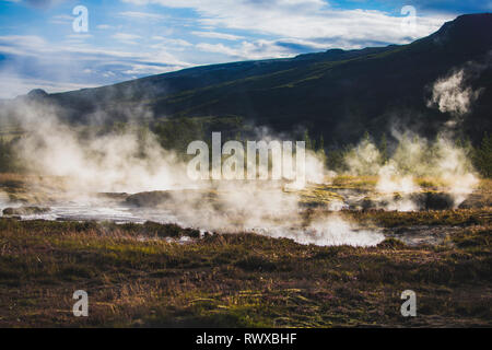 Rivière fumante en Islande le soleil, près de l'heure d'été à Geysir Banque D'Images